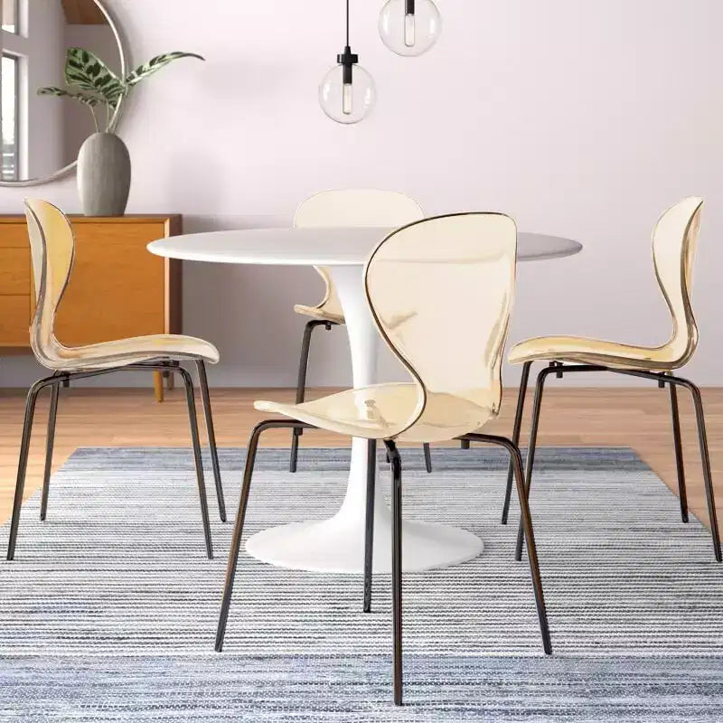 Chaises de salle à manger transparentes par lot de 4, empilables avec dossier incurvé et pieds en acier inoxydable noir pour cuisine ou salle à manger